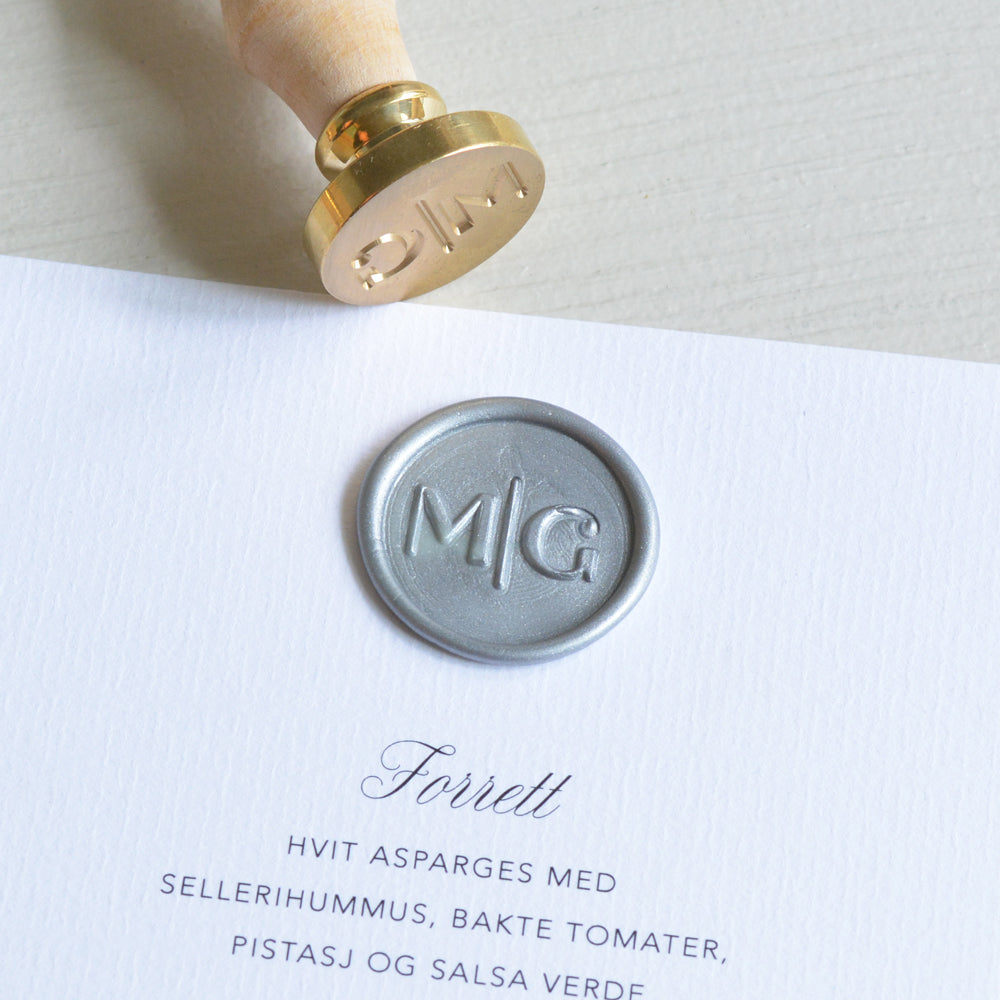 
                      
                        Voksstempel ∙ MONOGRAM
                      
                    